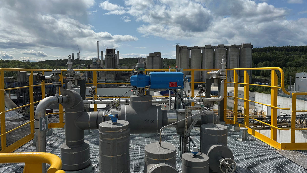 Industrial CCUS equipment and pipelines installed on a German plant platform